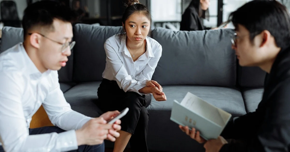 Pertemuan bisnis membahas pilihan platform e-commerce