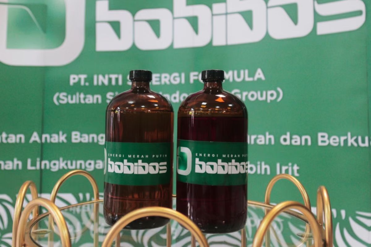 Bobibos Bahan Bakar Nabati - Inovasi Anak Bangsa Setara RON 98 2 M Ikhlas Thamrin, pengembang Bobibos Bahan Bakar Nabati, memegang botol cairan bahan bakar