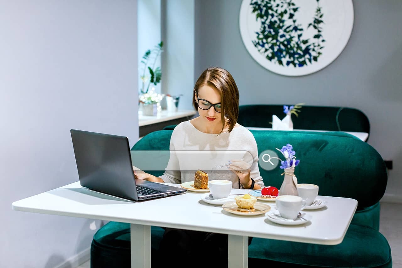 Seorang pebisnis digital sedang berdiskusi mengenai strategi pemasaran online untuk tahun 2026