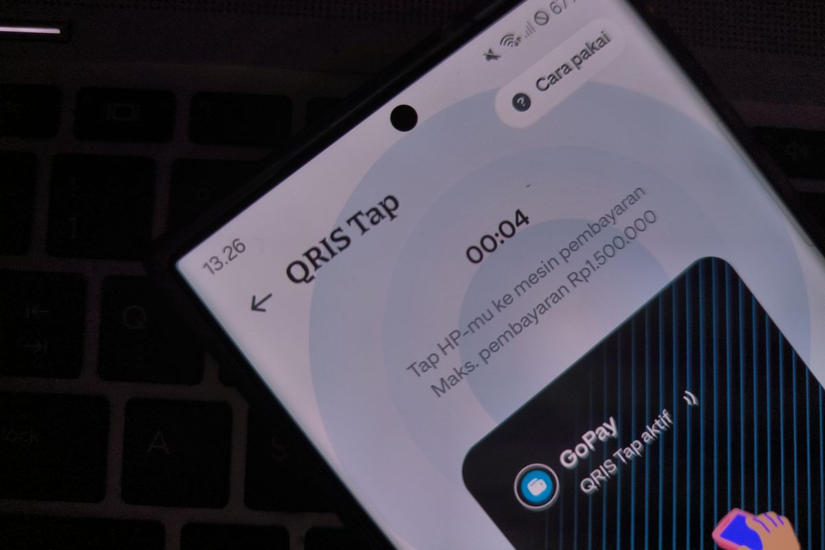 QRIS Tap iPhone: Mengapa Fitur Pembayaran NFC Ini Belum Tersedia? 2 Ilustrasi pembayaran QRIS Tap di perangkat smartphone
