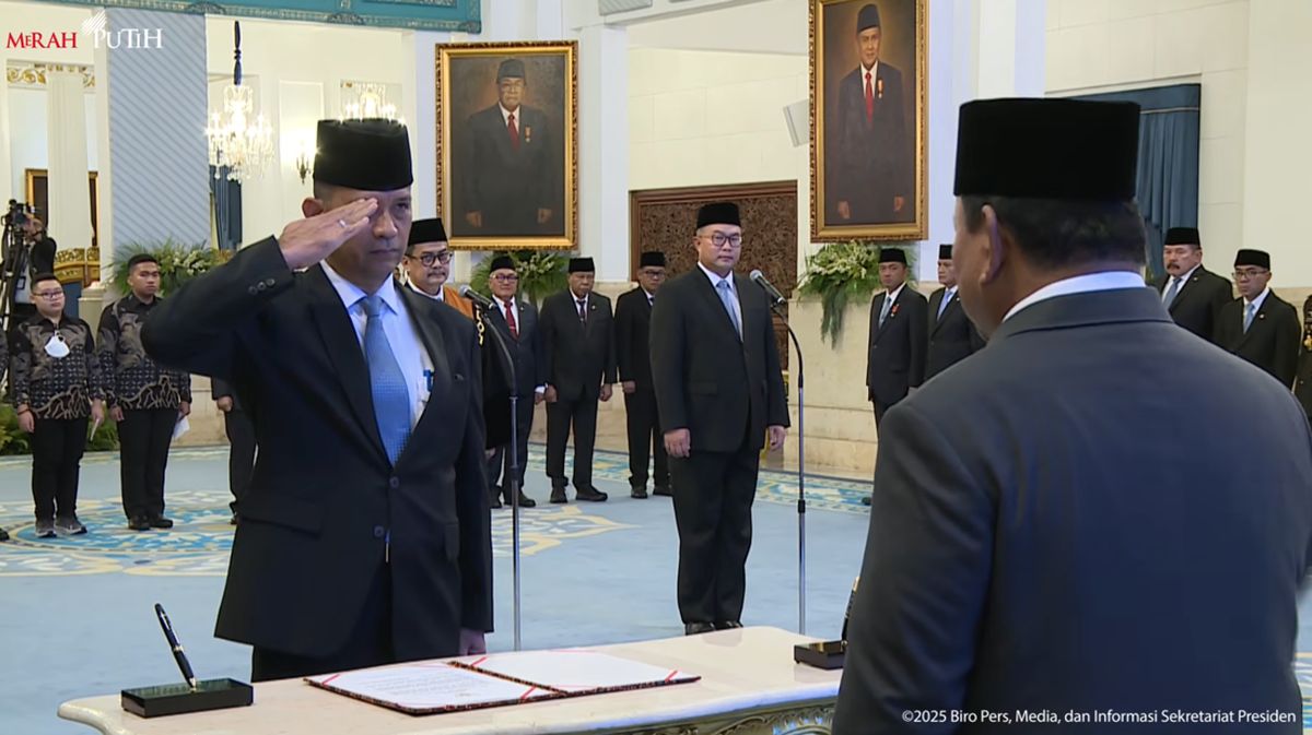 Foto pelantikan Amarulla Octavian sebagai Wakil Kepala BRIN oleh Presiden Prabowo Subianto